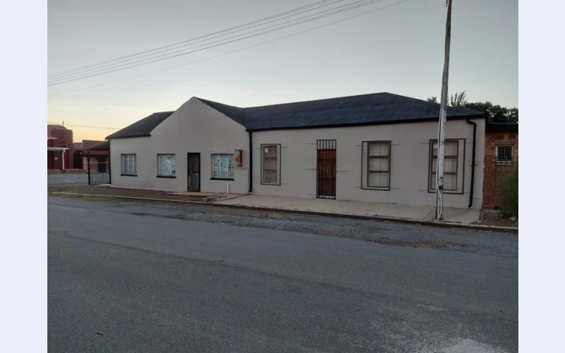 65 m2 Shop attached to large House in the Main street of Ventersburg