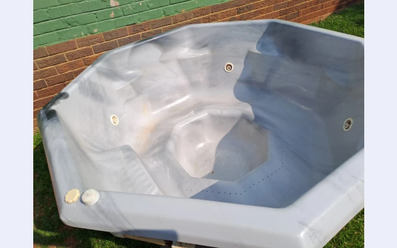 8 Seater Jacuzzi
