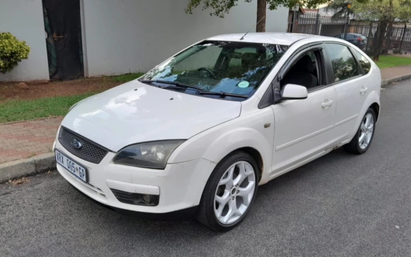 Ford focus in nelspruit. Still in perfect running condition and  has good service history. Good about it there is airbags, eletric wibdows,high performance hatchbacks.own acar of your own