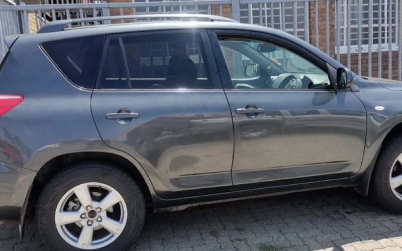 Rav4 in soweto for sell.it has leather seats , dis and papers are up to date, perfect running condition, excellent service history.and automatic car