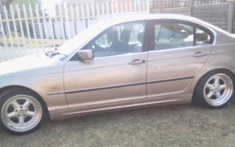 Bmw in Johannesburg for sell .it has leather seats , sunroof but the disc ecpired . Its negotiable and trade in with golf 4 , jetta is welcome
