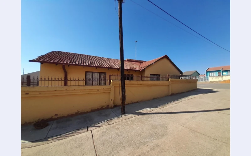 Affordable and big house for sale in Mabopane, Sun Valley
