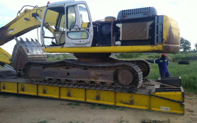Stripping a Sumitomo SH300 Hydraulic excavator for spares