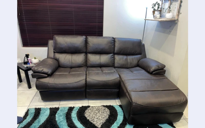 Recliner Synthetic Leather Couch 3 seater in Gauteng - Germiston