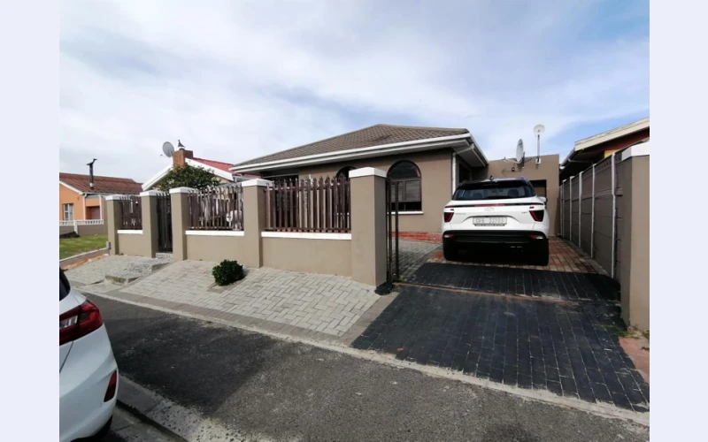 Spacious 3 Bedroom Home for sale in Ravensmed Cape Town