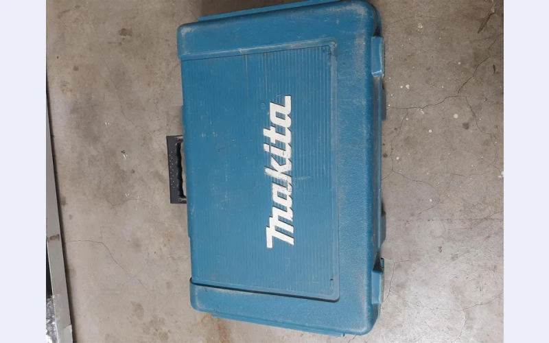 Makita Cordeless Drill Charger , 2 Batteries and Case