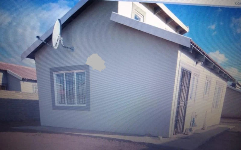Two bedroom House with parking for rental in savanna city