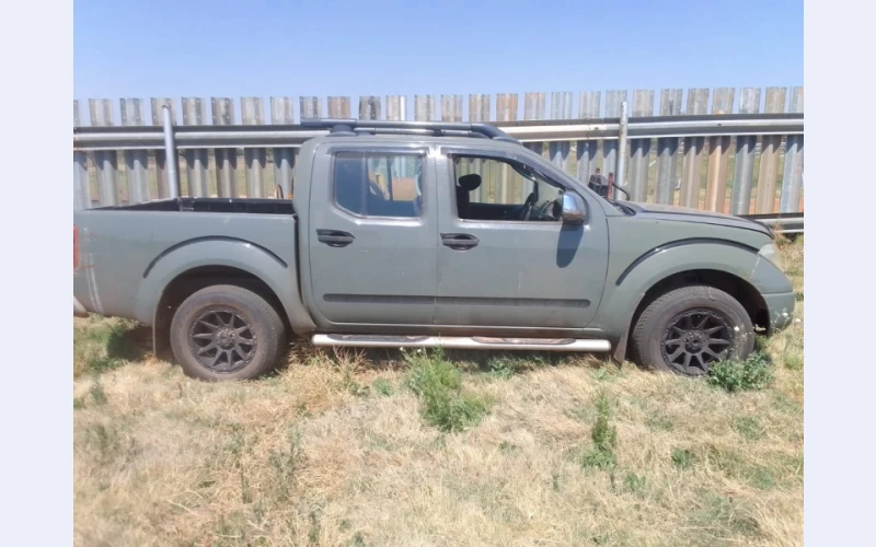 double-cab-navara-bakkie-with-matching-canopy-for-sell