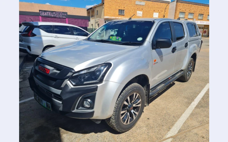 Double cab isuzu in rustenburg for sell. It has acanopy with strong engine, good for transport busness and as afamily car. Everything thing on it still functioning well.